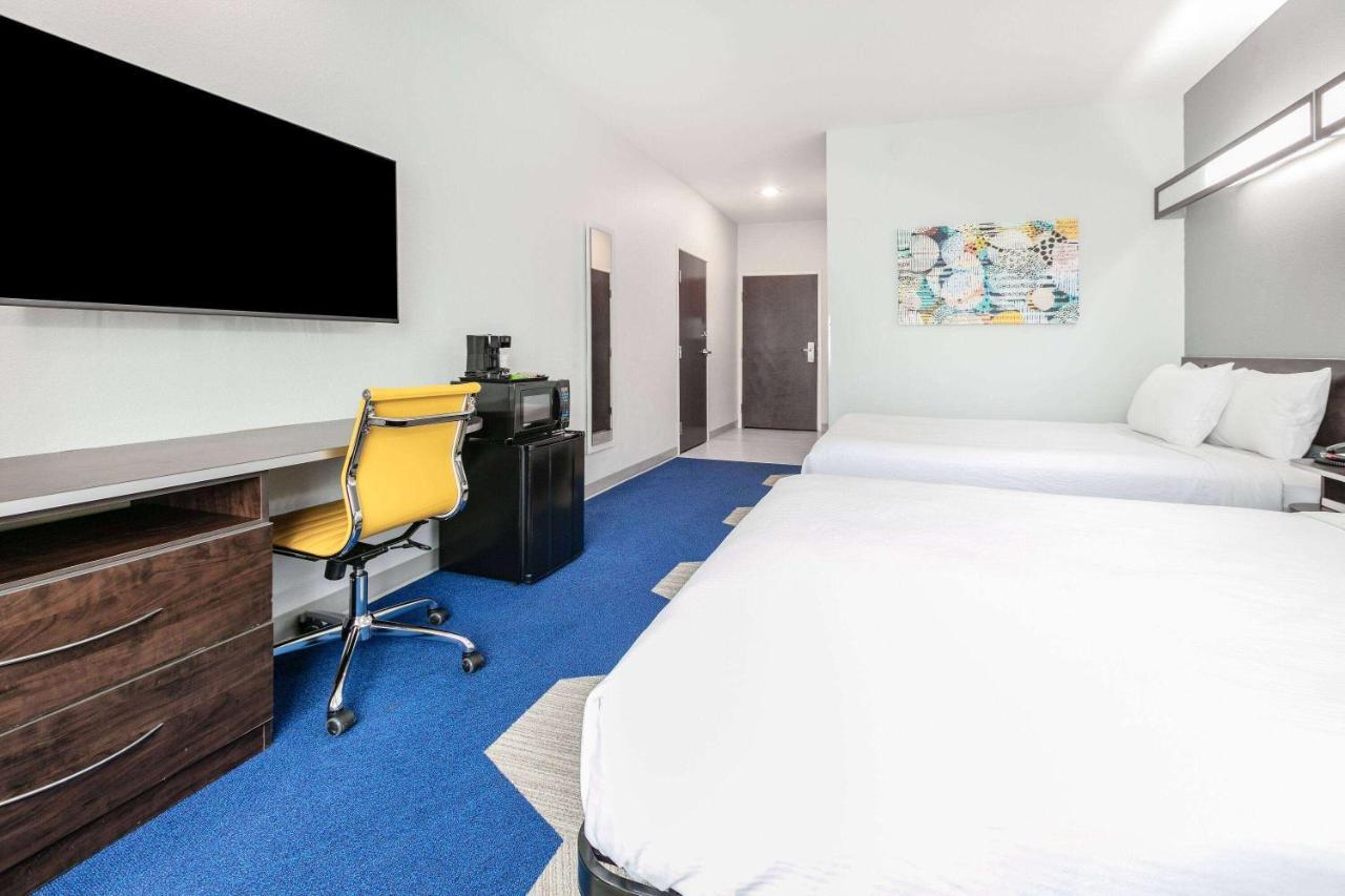 Microtel Inn & Suites By Wyndham Austin Airport Bagian luar foto