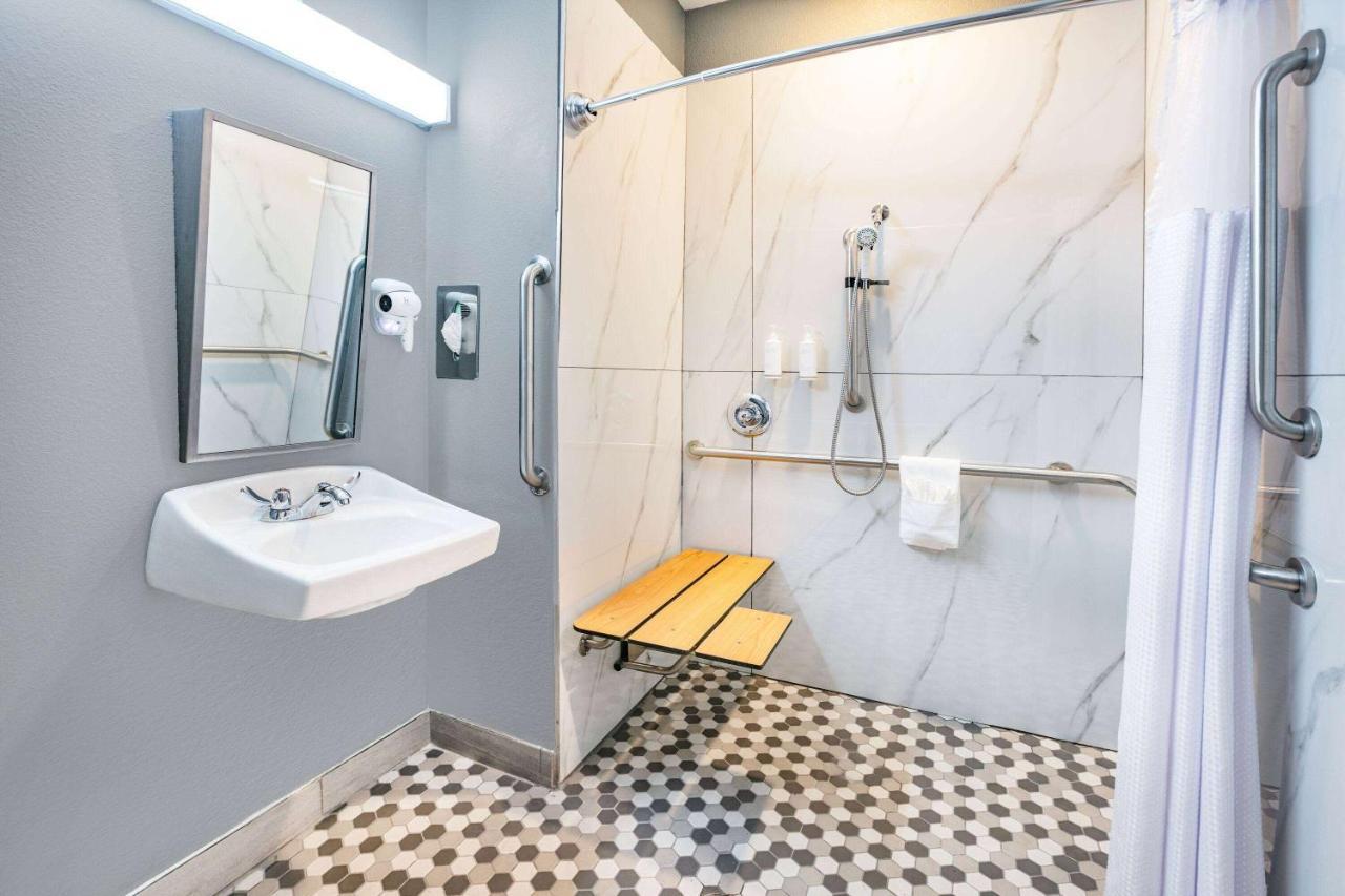 Microtel Inn & Suites By Wyndham Austin Airport Bagian luar foto