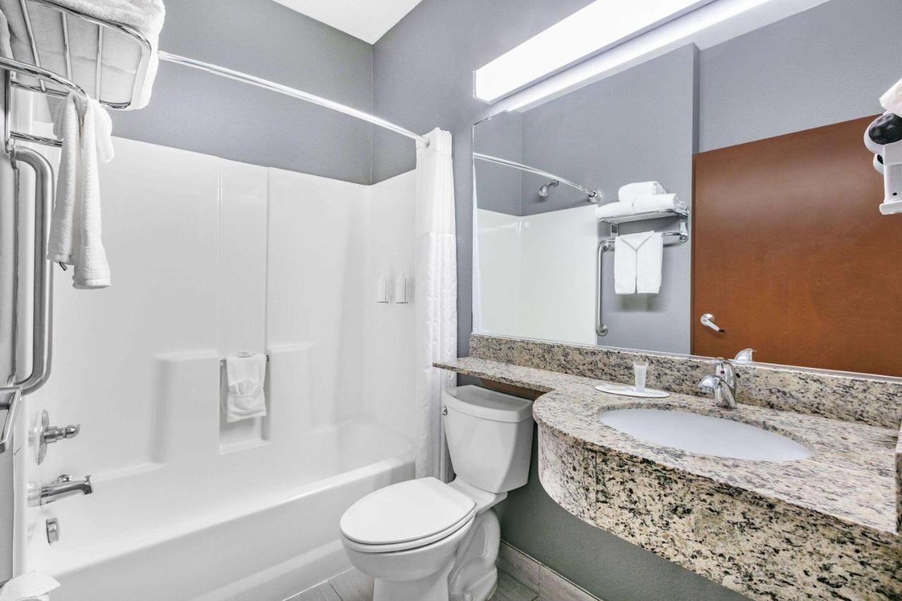 Microtel Inn & Suites By Wyndham Austin Airport Bagian luar foto