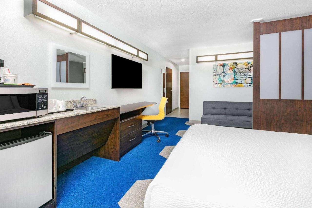 Microtel Inn & Suites By Wyndham Austin Airport Bagian luar foto
