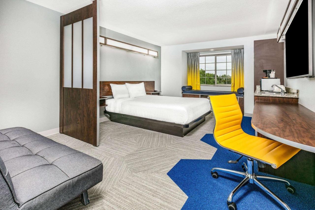 Microtel Inn & Suites By Wyndham Austin Airport Bagian luar foto