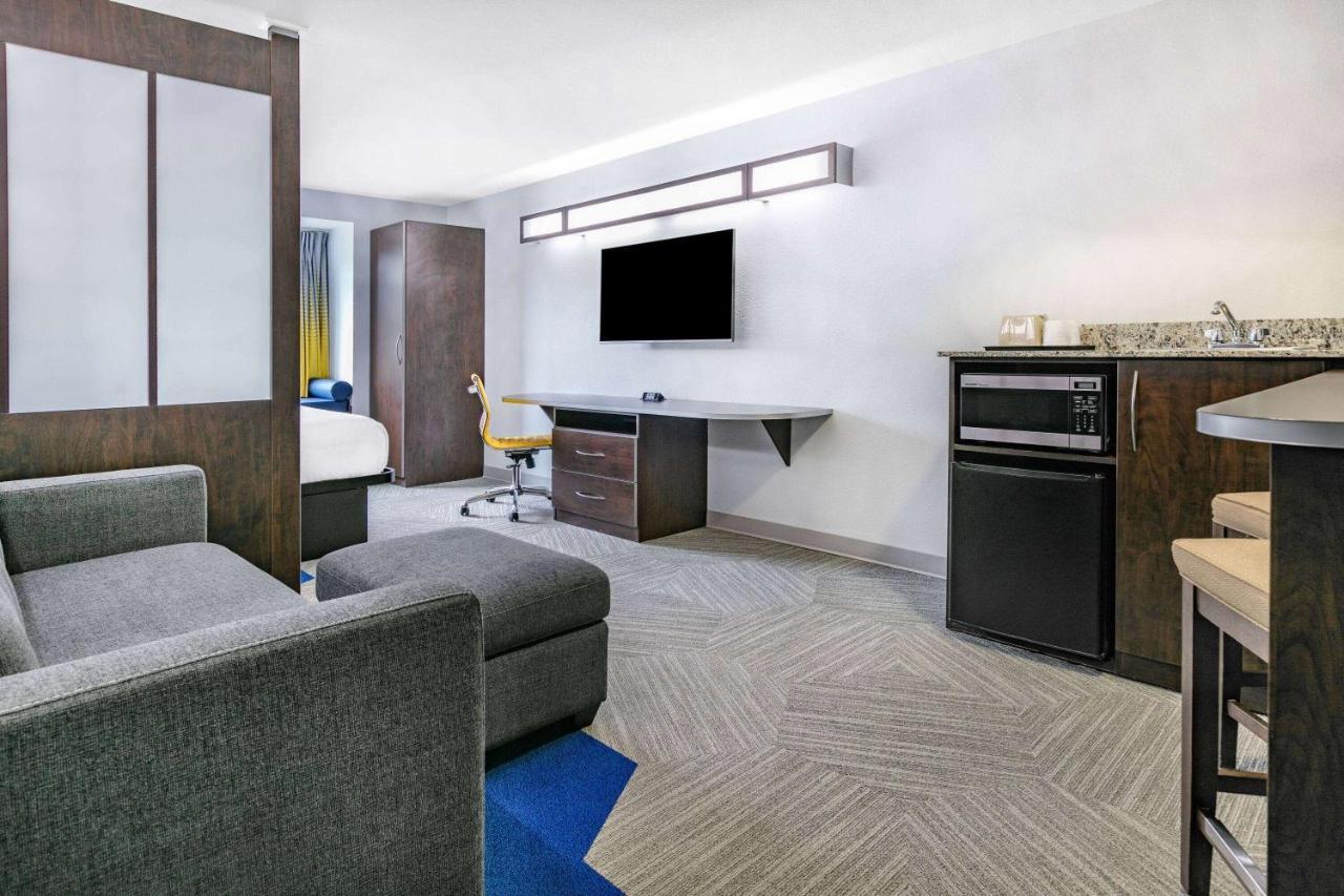 Microtel Inn & Suites By Wyndham Austin Airport Bagian luar foto