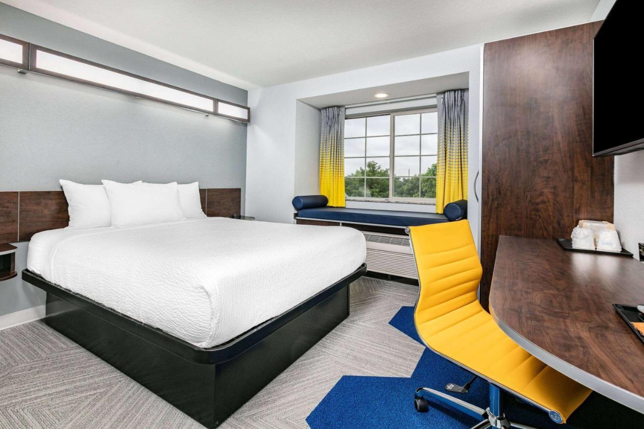 Microtel Inn & Suites By Wyndham Austin Airport Bagian luar foto