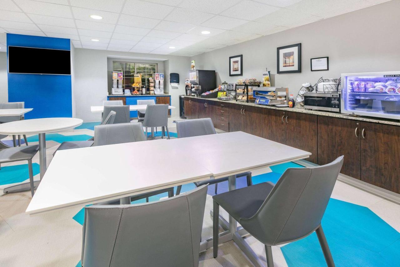 Microtel Inn & Suites By Wyndham Austin Airport Bagian luar foto
