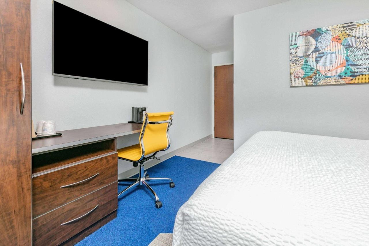 Microtel Inn & Suites By Wyndham Austin Airport Bagian luar foto