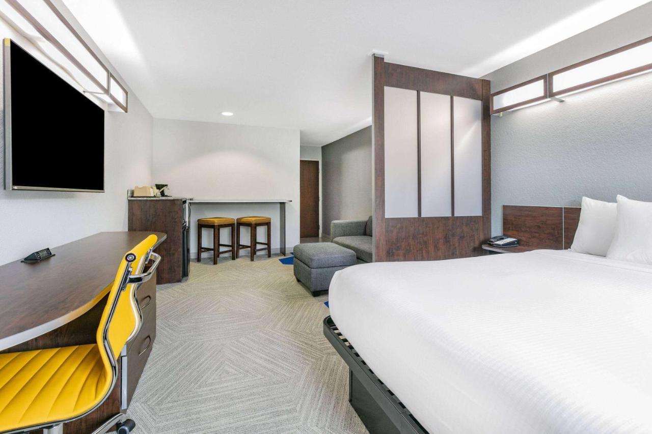 Microtel Inn & Suites By Wyndham Austin Airport Bagian luar foto