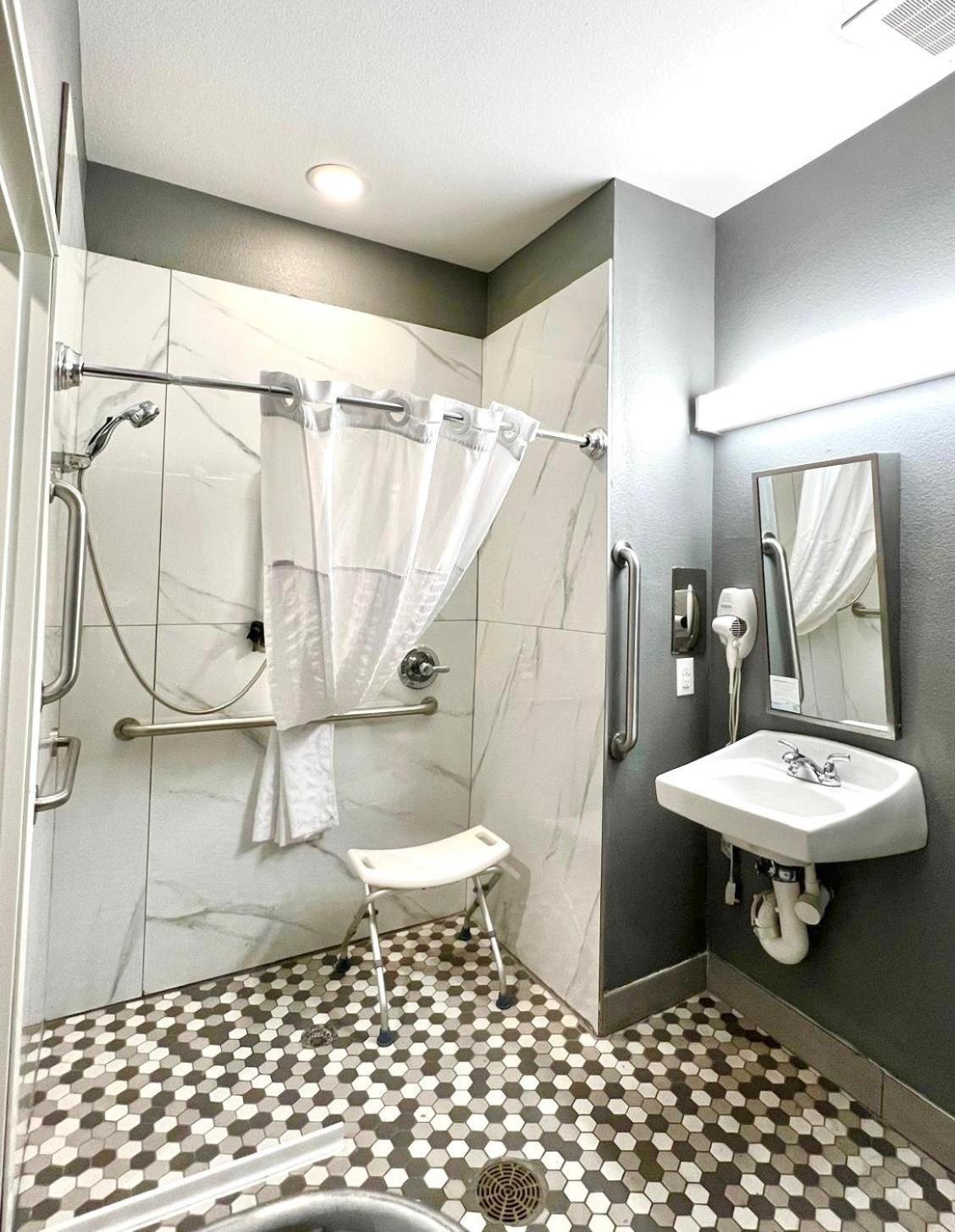 Microtel Inn & Suites By Wyndham Austin Airport Bagian luar foto