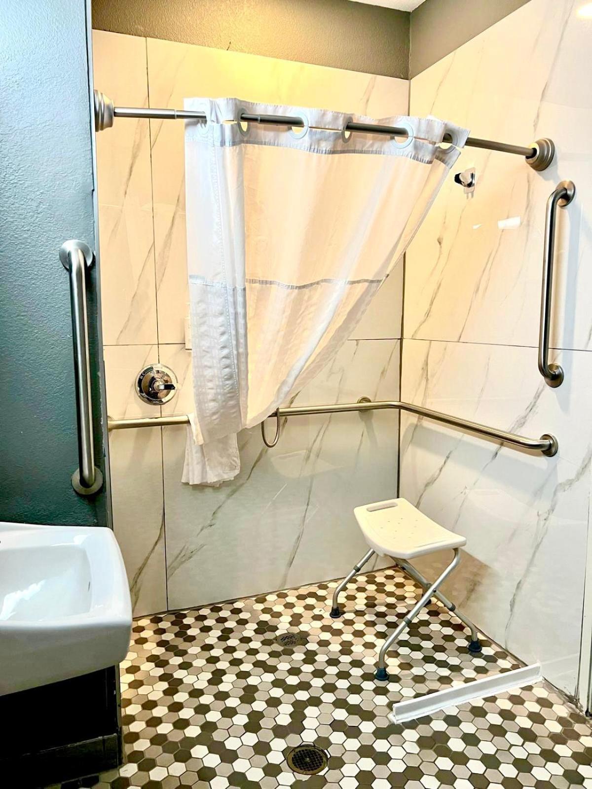 Microtel Inn & Suites By Wyndham Austin Airport Bagian luar foto